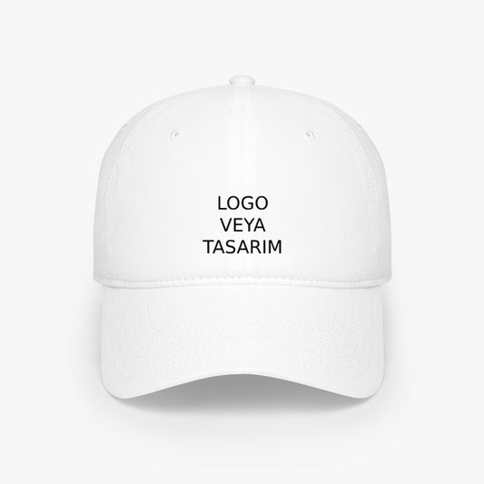 "Minimalist ve zarif beyaz renkli baskili ve baskisiz pamuklu sapka. Spor ve gunluk kullanim icin rahat ve nefes alabilen kumas."